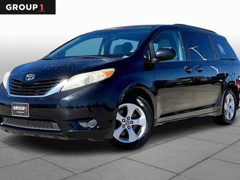 Used 2011 Toyota Sienna LE image 1