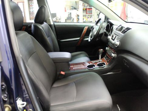 Used 2011 Toyota Highlander Limited w/ Tow Pkg AWD/4WD image 26