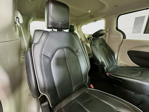 Used 2023 Chrysler Pacifica Limited FWD image 29