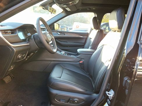 New 2025 Jeep Grand Cherokee Limited image 11