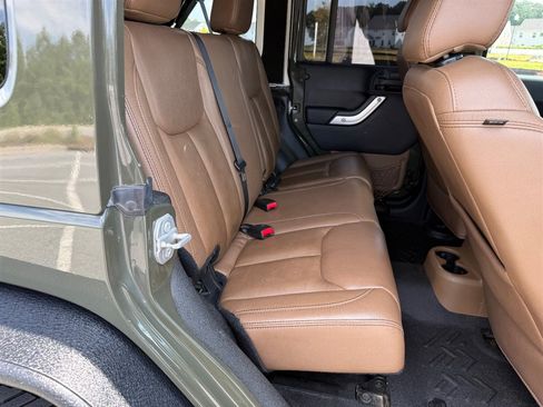 Used 2015 Jeep Wrangler Unlimited Rubicon w/ Dual Top Group AWD/4WD image 29