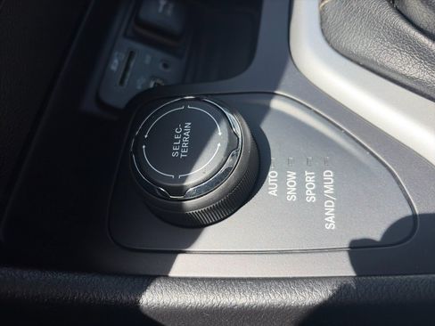 Used 2017 Jeep Cherokee Limited AWD/4WD image 30