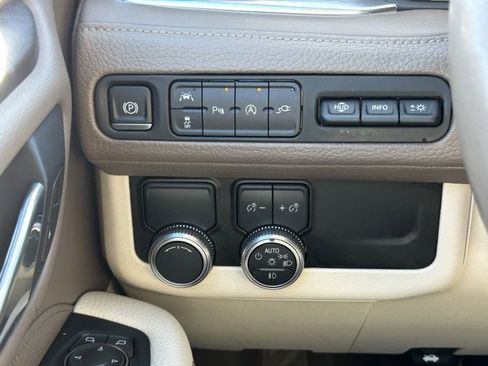 Used 2021 GMC Yukon XL Denali w/ Denali Premium Package image 22