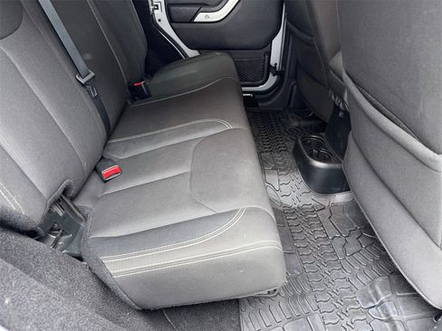 Used 2018 Jeep Wrangler Unlimited Sahara image 39