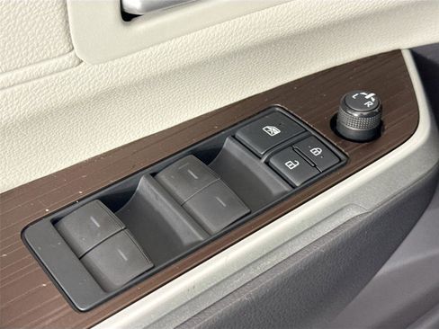 Certified 2021 Toyota Sienna XLE image 28