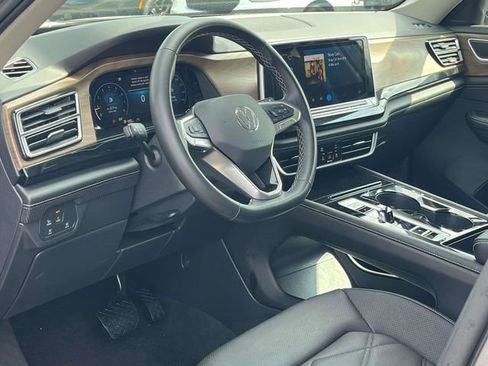 Used 2025 Volkswagen Atlas SE FWD image 12
