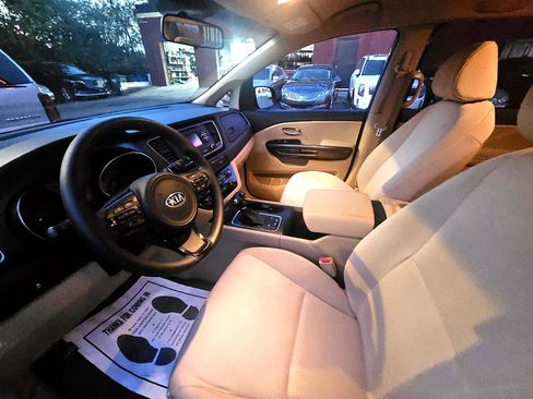 Used 2015 Kia Sedona LX w/ LX Convenience Package image 16