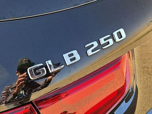 Used 2025 Mercedes-Benz GLB 250 image 11