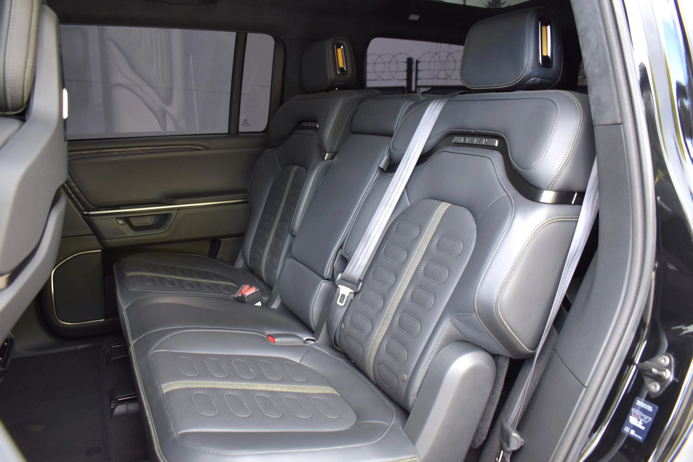Used 2025 Rivian R1S Adventure Dual AWD/4WD image 28