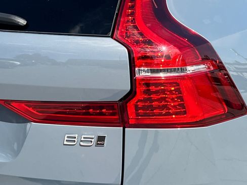 Used 2023 Volvo XC60 B5 Core image 16