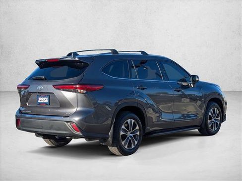 Used 2021 Toyota Highlander XLE image 5