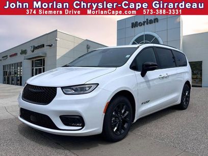 Used 2025 Chrysler Pacifica Select w/ Fav Edition Package