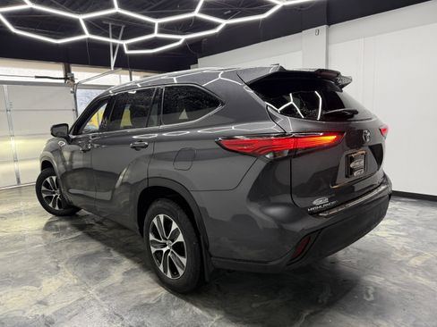 Used 2022 Toyota Highlander XLE image 3