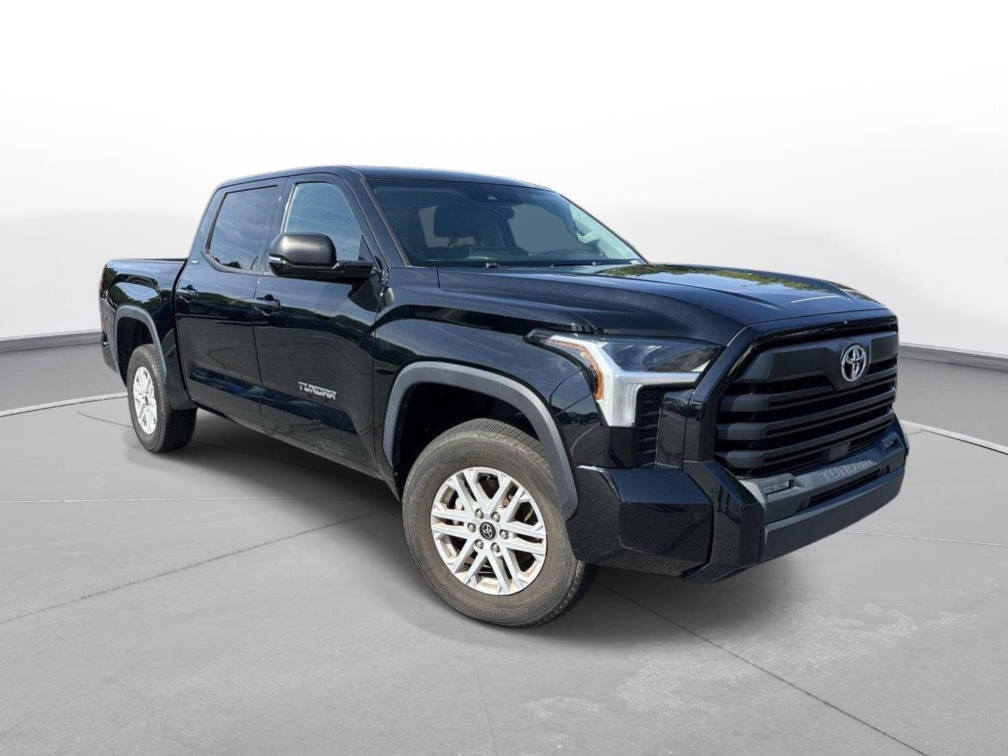 Certified 2023 Toyota Tundra SR5 w/ SR5 Premium Package AWD/4WD image 4