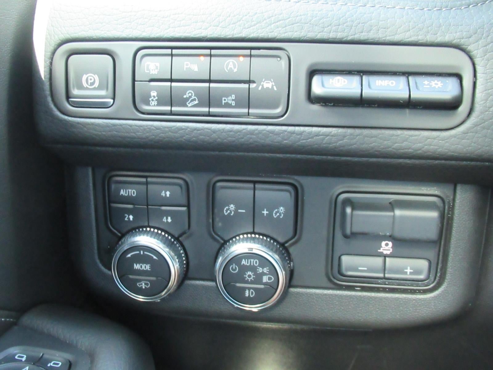 Used 2024 GMC Yukon Denali w/ Advanced Technology Package AWD/4WD image 27