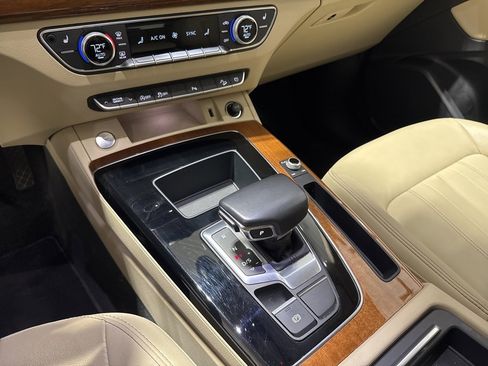 Used 2022 Audi Q5 2.0T Premium w/ Convenience Package image 17