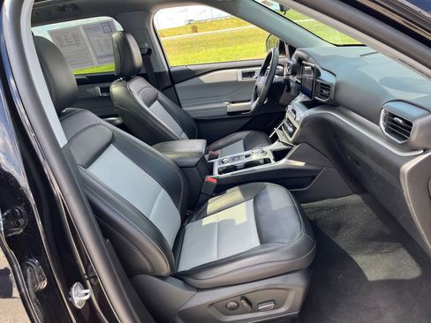 Used 2022 Ford Explorer XLT w/ Equipment Group 202A image 13