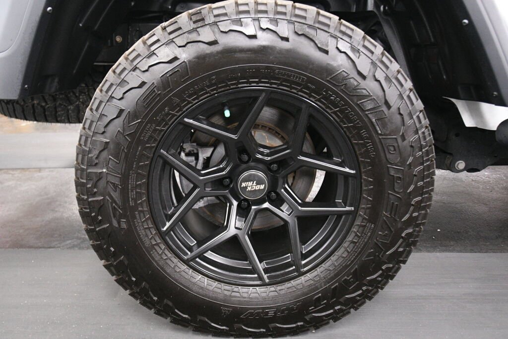 Used 2024 Jeep Gladiator Mojave w/ Technology Group AWD/4WD image 31