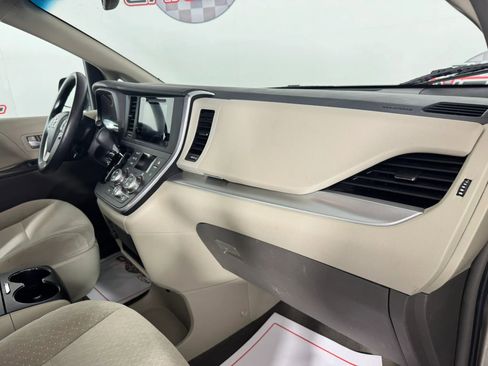 Used 2015 Toyota Sienna LE image 12