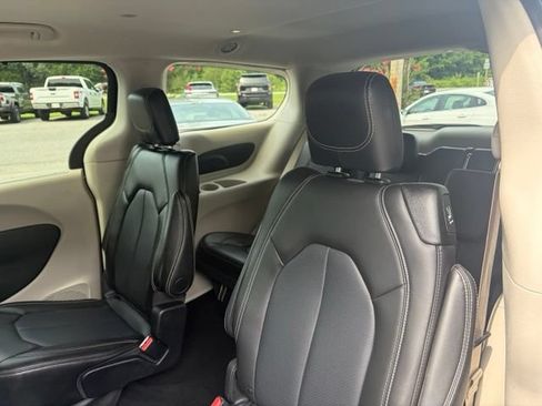 Used 2024 Chrysler Pacifica Touring-L FWD image 15