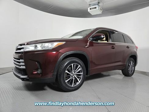 Used 2017 Toyota Highlander XLE image 2