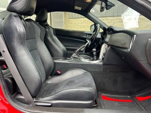 Used 2018 Toyota 86 RWD image 11