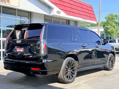 Used 2024 Cadillac Escalade ESV Sport Platinum w/ LPO, ONYX Package AWD/4WD image 3