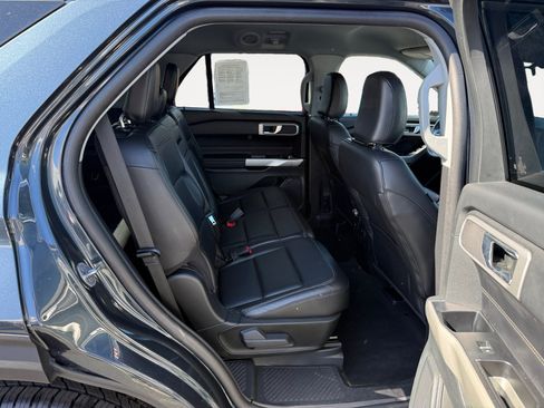 Used 2022 Ford Explorer XLT w/ Equipment Group 202A AWD/4WD image 18