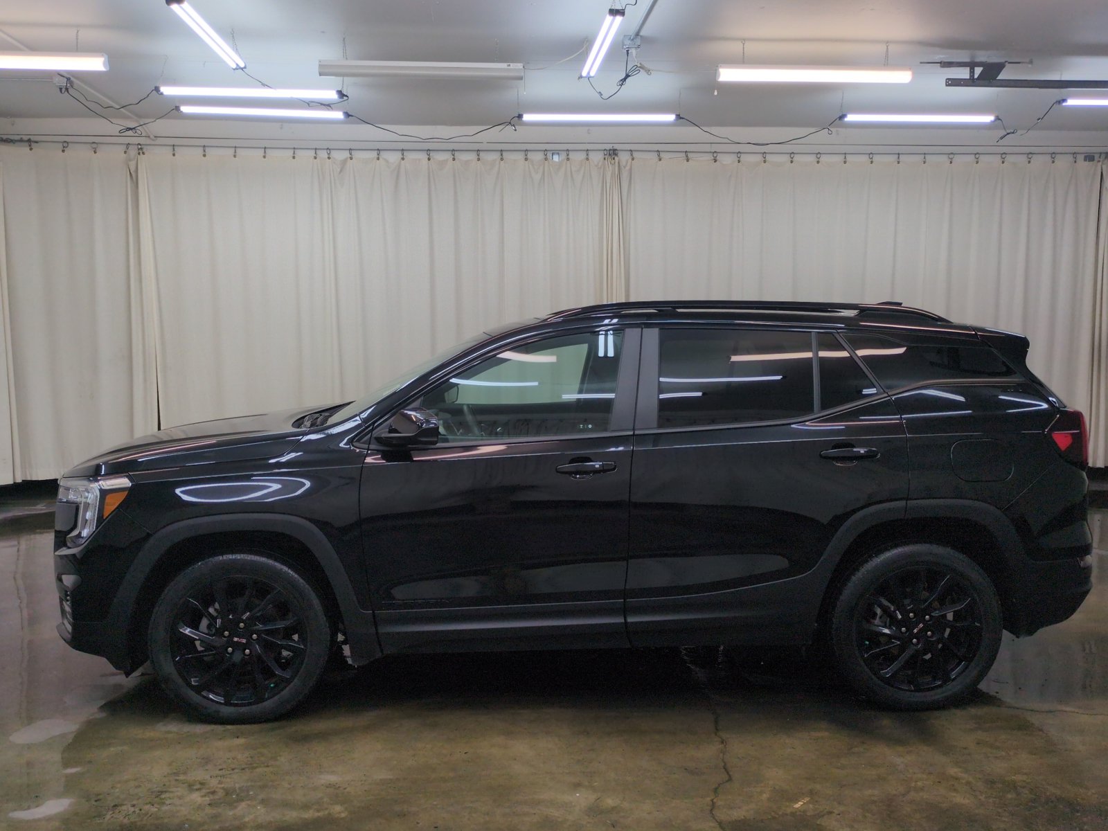 Used 2023 GMC Terrain SLE w/ Driver Convenience Package AWD/4WD image 9