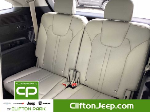 Used 2023 Kia Sorento SX Prestige image 11