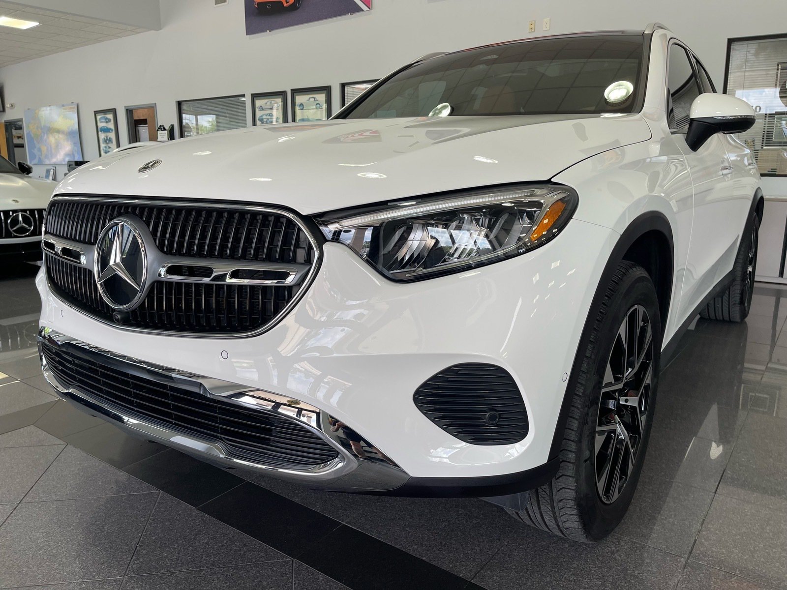 Used 2025 Mercedes-Benz GLC 350e 4MATIC image 11