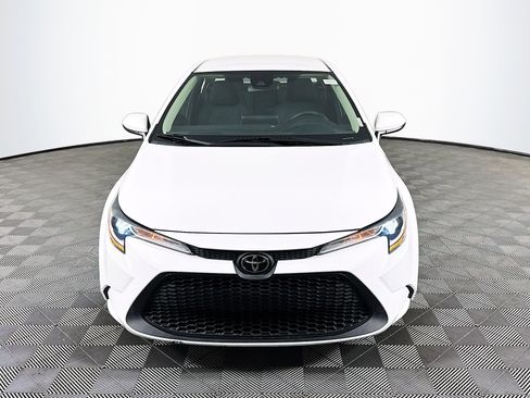Used 2021 Toyota Corolla LE image 2