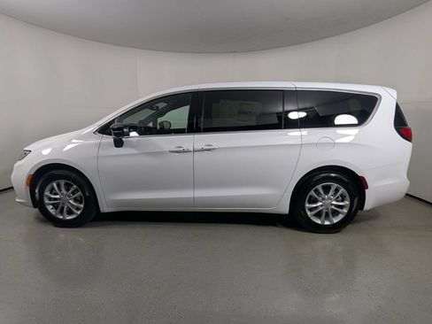 New 2026 Chrysler Pacifica Select FWD image 4