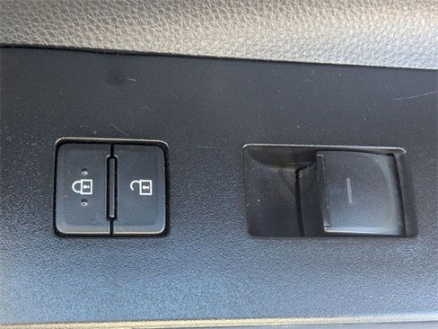 Used 2023 Toyota Highlander LE image 33