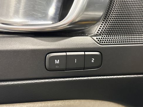 Used 2019 Volvo XC40 T5 Momentum image 16