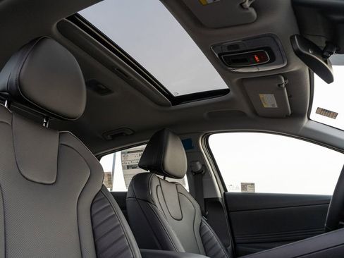 New 2025 Hyundai Elantra Limited image 12