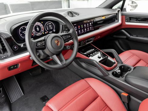 Certified 2025 Porsche Cayenne Coupe image 4