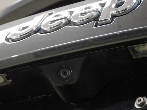 Used 2017 Jeep Grand Cherokee Overland image 90