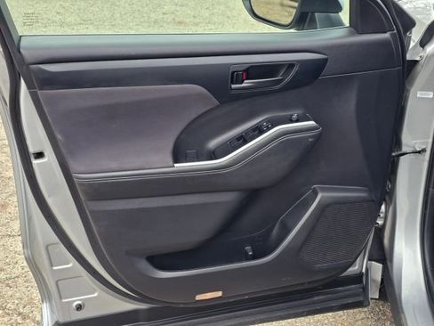 Used 2022 Toyota Highlander LE image 10