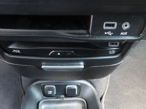 Used 2020 Chrysler Pacifica Touring-L Plus FWD image 11