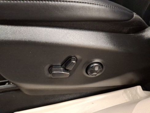 Used 2024 Chrysler Pacifica Touring-L image 18