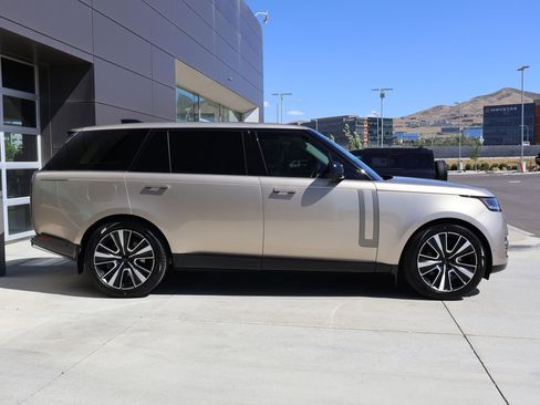 Used 2024 Land Rover Range Rover Long Wheelbase SE AWD/4WD image 5