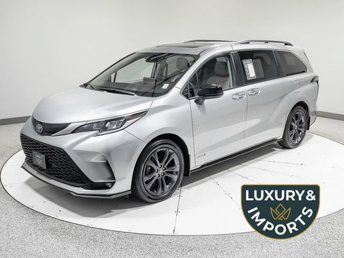 Used 2021 Toyota Sienna XSE FWD image 1