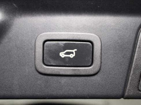 Used 2018 Land Rover Range Rover Velar R-Dynamic SE AWD/4WD image 22