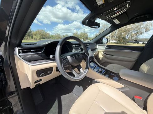 Used 2023 Jeep Grand Cherokee Limited image 10