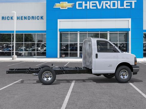 New 2026 Chevrolet Express 3500 image 7
