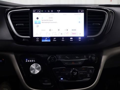 Used 2024 Chrysler Pacifica Touring-L image 21