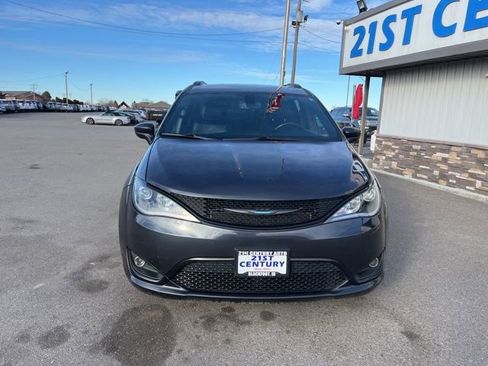 Used 2020 Chrysler Pacifica Touring-L w/ S Appearance Package image 4