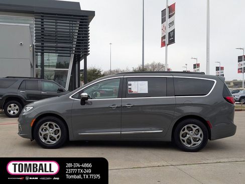 Used 2023 Chrysler Pacifica Limited FWD image 6