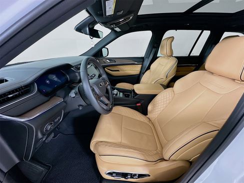 Used 2025 Jeep Grand Cherokee Summit w/ Luxury Tech Group V image 23